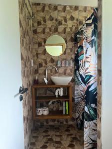 un baño con lavabo y espejo en Mareva Kore, en Avarua 32 fotos más