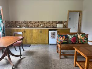 una sala de estar con un sofá y una mesa en Mareva Kore, en Avarua