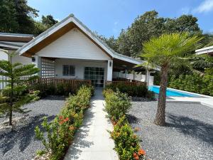 ランタ島にある3 bedroom & loft pool villa copacolantaのヤシの木とスイミングプールのある家