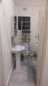 Ένα μπάνιο στο 24B Louieville apartment +4 φωτογραφίες