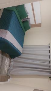 Ένα ή περισσότερα κρεβάτια σε δωμάτιο στο 24B Louieville apartment