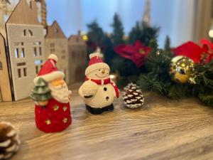 een groep miniatuur kerstversieringen op een tafel bij APA Hotel Sapporo Susukino Ekimae in Sapporo