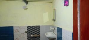 DhordoWhite Desert Home Stay的带水槽和马桶的浴室