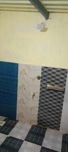 DhordoWhite Desert Home Stay的一间房间，墙上有一扇门，铺着瓷砖。