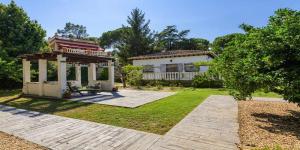 a house with a gazebo in a yard at Casa San Rafael, magnífico chalet con gran jardín in Navajas