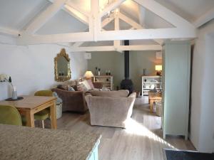 ein Wohnzimmer mit Sofa und Tisch in der Unterkunft Lavender Barn in Newquay