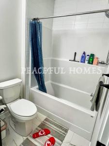 Vannituba majutusasutuses Peaceful Homes - Elegant 2 Bedroom Suite +26 fotot