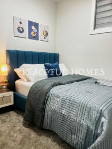 Voodi või voodid majutusasutuse Peaceful Homes - Elegant 2 Bedroom Suite toas