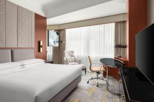 um quarto de hotel com uma cama e uma escrivaninha em Shanghai Marriott Marquis City Centre em Xangai mais 52 fotografias