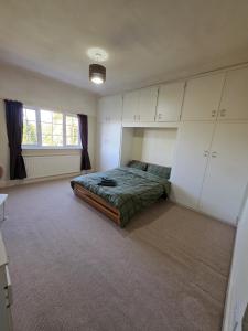 - une chambre avec un lit et des armoires blanches dans l'établissement 3 Bedroom whole house with free car parking, à Leicester