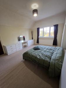 une chambre avec un lit et un bureau dans l'établissement 3 Bedroom whole house with free car parking, à Leicester