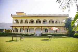 um grande edifício com mesas e cadeiras num quintal em The Great Meva Palace Pushkar em Pushkar mais 16 fotografias