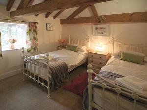 ein Schlafzimmer mit zwei Betten und einem Fenster in der Unterkunft Chestnut Cottage - E5625 in Wainfleet All Saints