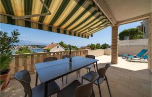 a patio with a table and chairs on a balcony at Nice Apartment In Selca With Kitchen in Selca