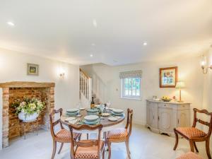 a kitchen and dining room with a table and chairs at Halton Lodge in Spilsby