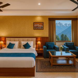 ein Hotelzimmer mit einem Bett und Stühlen und einem Fenster in der Unterkunft Bentenwood Cottage - A Beautiful Boutique Cottage away from city hustle in Manali