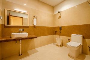 ein Badezimmer mit Toilette und Waschbecken in der Unterkunft Bentenwood Cottage - A Beautiful Boutique Cottage away from city hustle in Manali