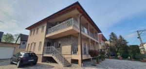 een huis met een auto ervoor geparkeerd bij Apartments in Heviz - Balaton 44880 in Hévíz