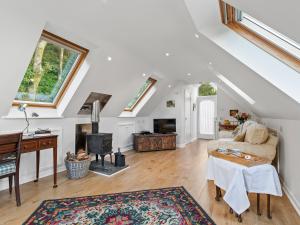 TV a/nebo společenská místnost v ubytování Serendipity Qc1603