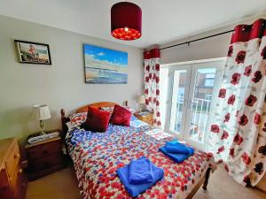 une chambre avec un lit avec des oreillers et une fenêtre dans l'établissement Meadow View, à Bridlington
