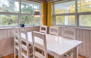 Eg2 Bedroom Pet Friendly Home In Knebel的厨房配有窗户,配有白色的桌椅