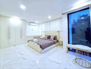 a bedroom with a bed and a large window at ปาล์มสปริง by Nimo villa pattaya in Ban Nong Pru