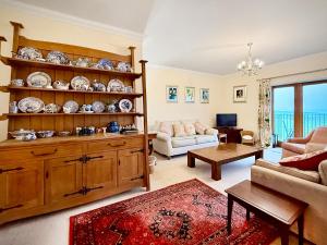 CarronbridgeにあるTownhead Millのソファとテーブルのあるリビングルーム