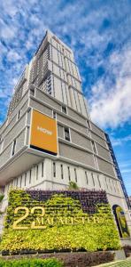 ein großes Gebäude mit einem Schild davor in der Unterkunft New and Cozy Georgetown Studio in George Town