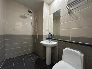 SongjŏngにあるGyeongpo Iris Stayのトイレと洗面台のあるバスルーム +10枚の写真