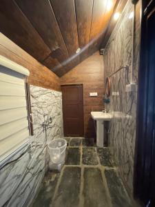 Koupelna v ubytování Himtrek Stays,Mcleodganj