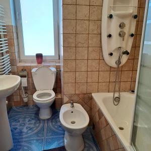 Ένα μπάνιο στο Willa Mewa