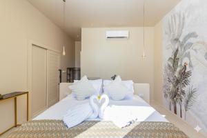 two swans carved into a bed in a bedroom at Archie s Paradise View in Ko Phangan