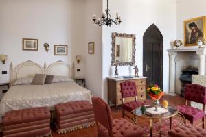 タオルミーナにあるホテル ベル ソッジョールノのベッドとテーブルと椅子のある寝室