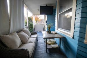 Χώρος καθιστικού στο Cozy Apartment in Artsy Westville New Haven