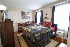 Ένα ή περισσότερα κρεβάτια σε δωμάτιο στο Cozy Apartment in Artsy Westville New Haven