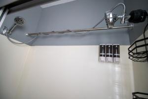 Ένα μπάνιο στο Cozy Apartment in Artsy Westville New Haven +35 φωτογραφίες