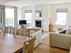 ライム・リージスにあるThe Chatham - 30164のテーブルとダイニングルームのあるリビングルーム