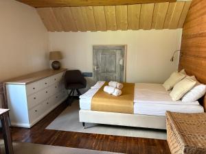 Un dormitorio con una cama y una cómoda. en Maal ja Veel, en Misso