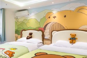 Un dormitorio con dos camas y un mural de un osito de peluche. en 青岛旺莎主题民宿, en Qingdao