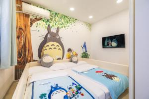 1 dormitorio con 1 cama con un mural de dinosaurios en la pared en 青岛旺莎主题民宿, en Qingdao