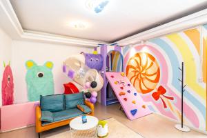Habitación infantil con sala de juegos y sala de juegos en 青岛旺莎主题民宿, en Qingdao