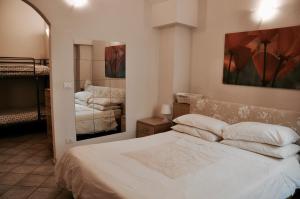 フィレンツェにあるCasa De' Pepiのベッドルーム1室(白いシーツと鏡付きのベッド1台付)