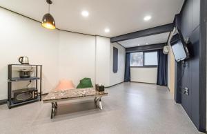 Kyŏngp'o-malにあるAJ Hotelのソファとテレビのあるリビングルーム