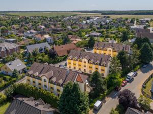 een uitzicht over een stad met gele huizen bij Hotel CHOTOL in Horoměřice