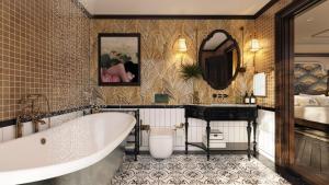 ein Badezimmer mit Badewanne und Waschbecken in der Unterkunft L'amour Cruise Halong 2 in Hạ Long + 3 Fotos