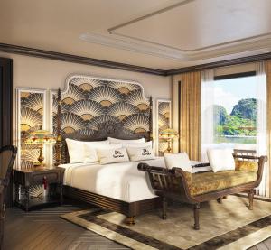 ein Schlafzimmer mit großem Bett und Fenster in der Unterkunft L'amour Cruise Halong 2 in Hạ Long