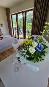 ein Blumenstrauß auf einem Tisch in einem Zimmer in der Unterkunft Willa Zacisze Szczawnica 25 m2 in Szczawnica