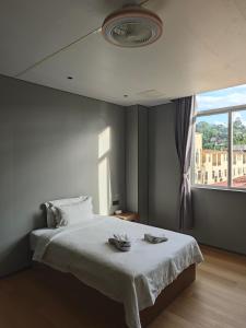 Giường trong phòng chung tại Grace Hotel