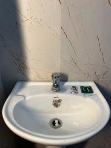 un fregadero blanco con un vaso encima en Xylem Sea Side Resort, en Puri 33 fotos más