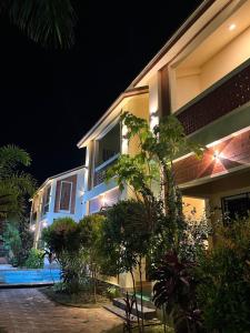 Un edificio con muchas plantas en el frente. en Xylem Sea Side Resort, en Puri